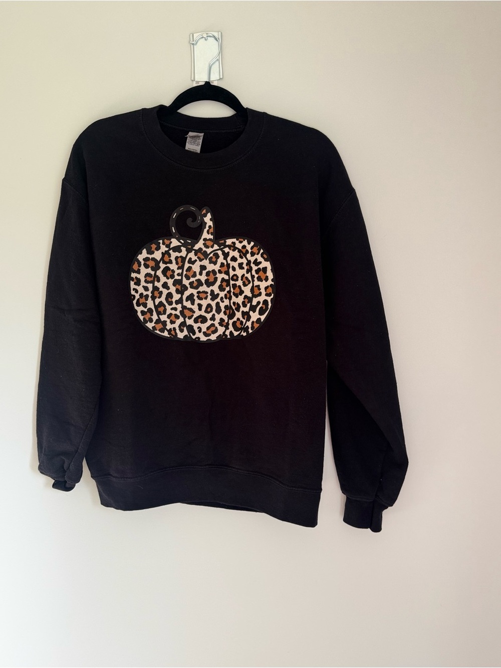 Leopard Pumpkin Crewneck Sweatshirt Women’s Medium Gildan Pink Lily